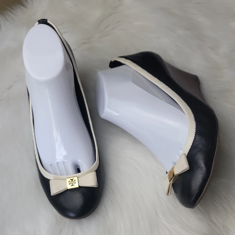 TORY BURCH Navy Blue White Edge Bow Gold Tone Logo Preppy Nautical Wedge Heels 9